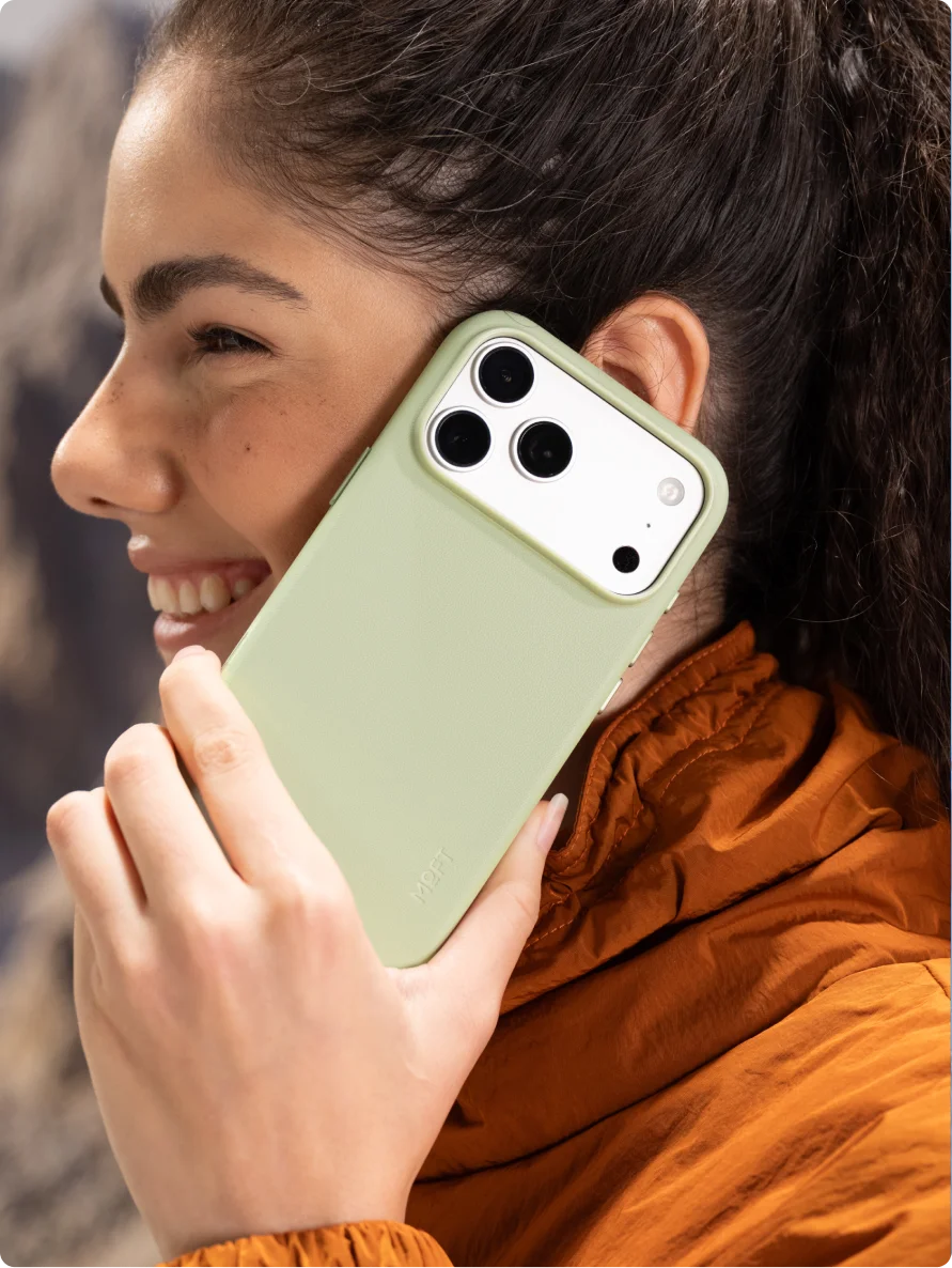 iPhone 18シリーズ対応 MOVAS™レザーケースの装着シーン