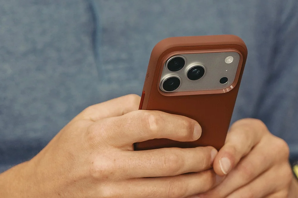 ピークデザイン製iPhone 18 Pro対応スマートフォンケースを手に持った様子