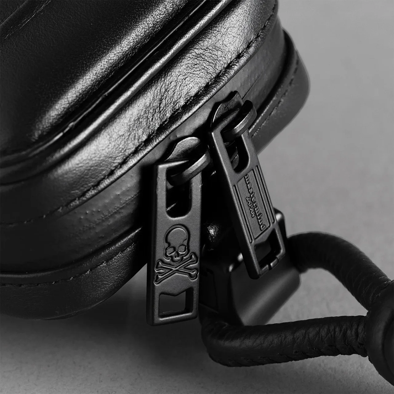 objcts.io × mastermind JAPAN iPhoneケースのファスナー引き手とDカンのディテール