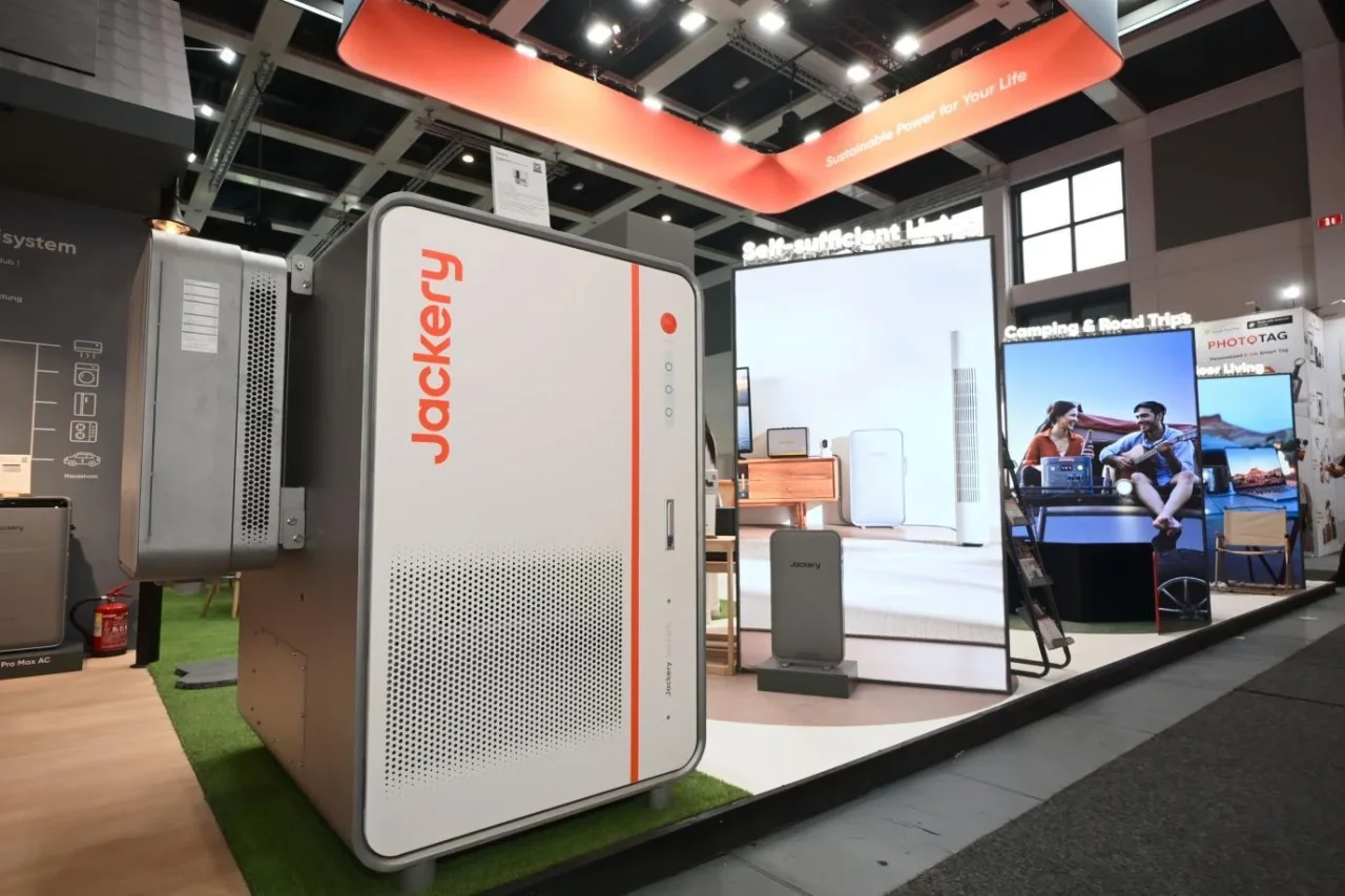 Jackery EnergyGuard Maxの展示風景。大型の白い蓄電システムが中央に置かれ、背景にはJackeryのロゴと展示パネルが見える。
