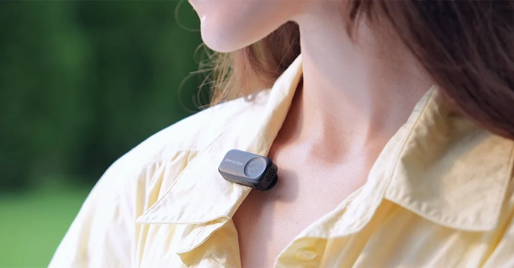 Lark A2送信機を服の襟にクリップした使用例
