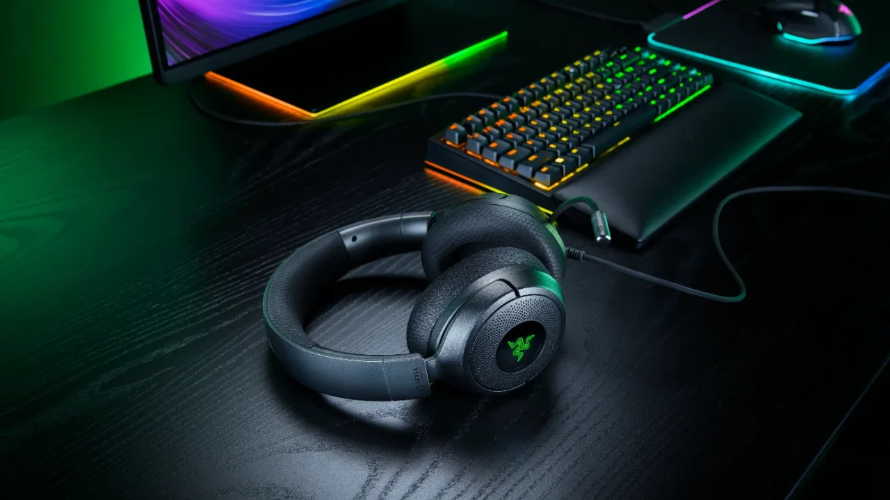 Razer Kraken V4 X Sensa HD Haptics Editionの黒いゲーミングヘッドセット