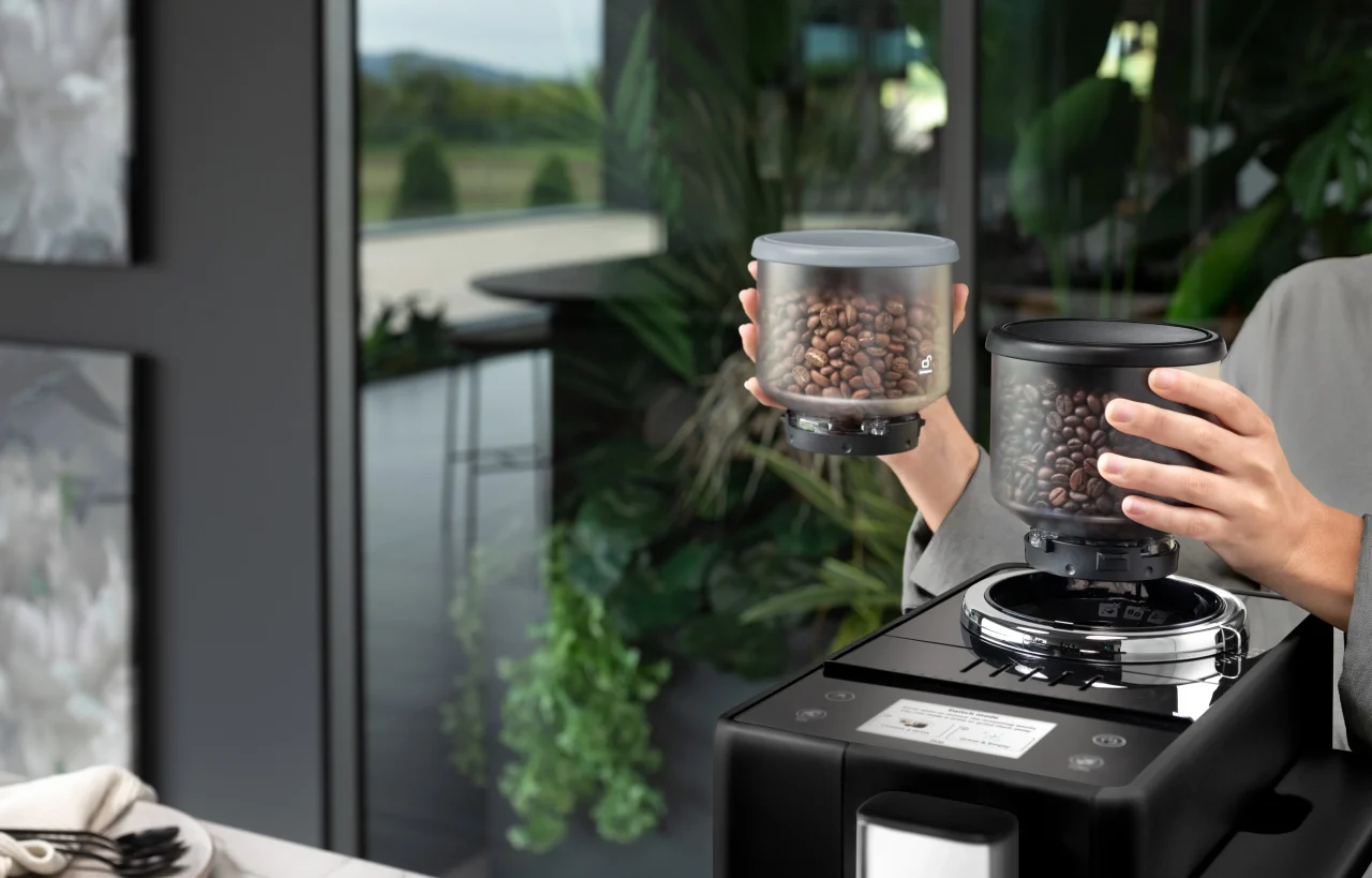 リヴェリア全自動コーヒーマシンのビーン スイッチ システムで豆ホッパーを交換する様子