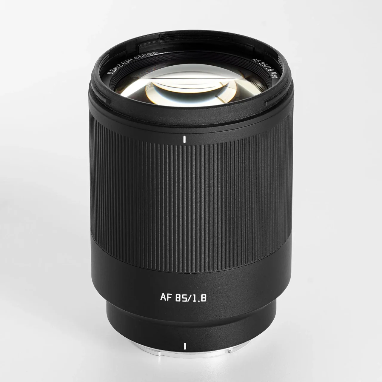 銘匠光学 TTArtisan Neo AF 85mm f/1.8の黒い鏡筒と前面レンズ