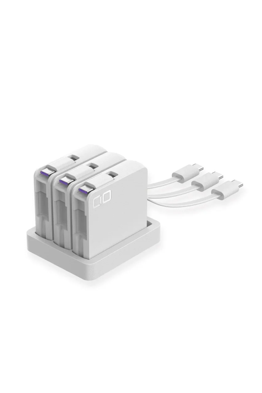 CIO ケルベロス ホワイト。3つのコードリール式USB-Cケーブルがクレードルに収められた外観
