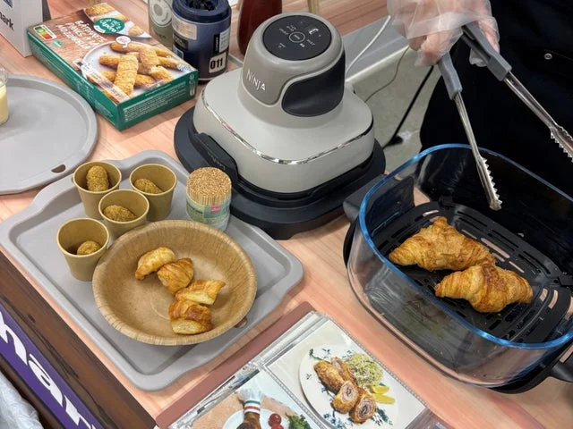 Ninja Crispiを使って試食イベントで調理されているクロワッサン