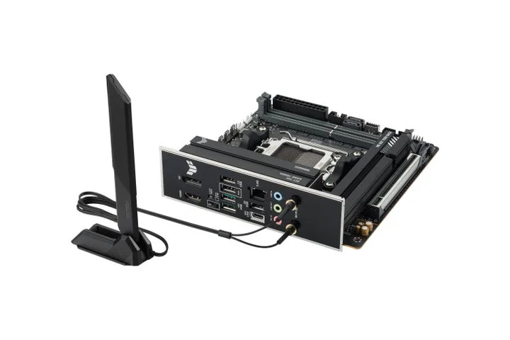 WiFiアンテナが接続されたマザーボードの背面インターフェース側