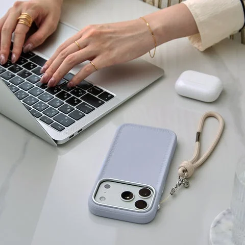 デスクでPC作業中に置かれたiFace Serelu MagSynqケースとストラップ