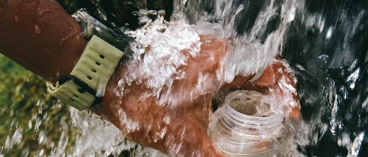 水に濡れた手首に装着されたサティスファイのシリコンバンド