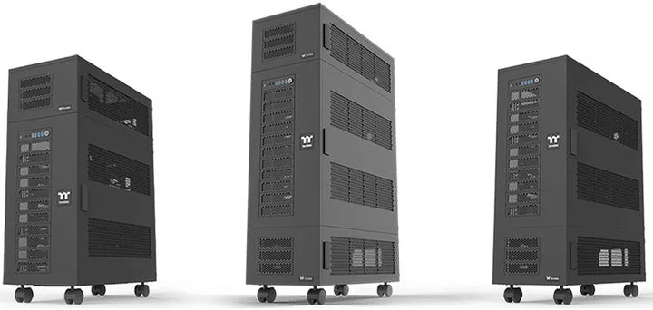 Thermaltake製フルタワー型PCケースと拡張ユニットのスタッキング構成