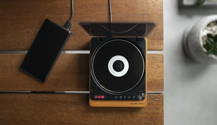 木製天板に置かれたamadana CDプレーヤーと接続されたスマートフォン