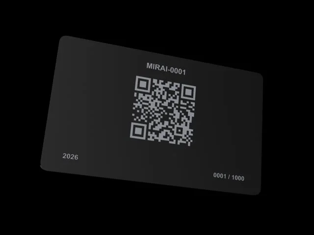 MIRAI-0001と通し番号0001/1000が印字されたQRコード付きの黒いカード裏面