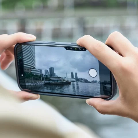 バンパーケースを装着したiPhoneのカメラコントロール操作シーン