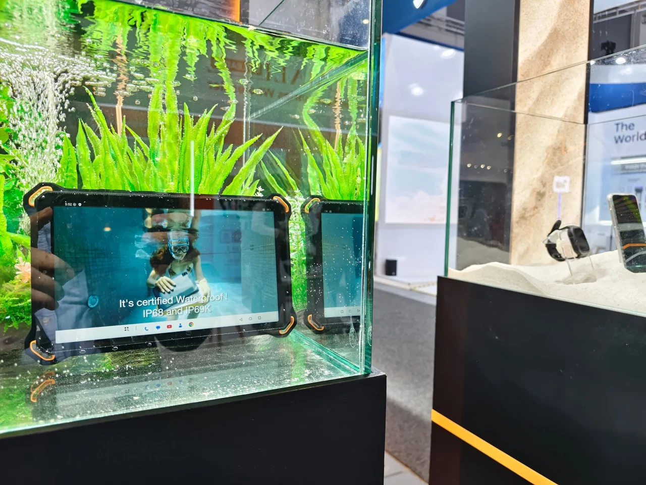 AGM PAD P3 Compactの防水性能を示す水中展示の様子