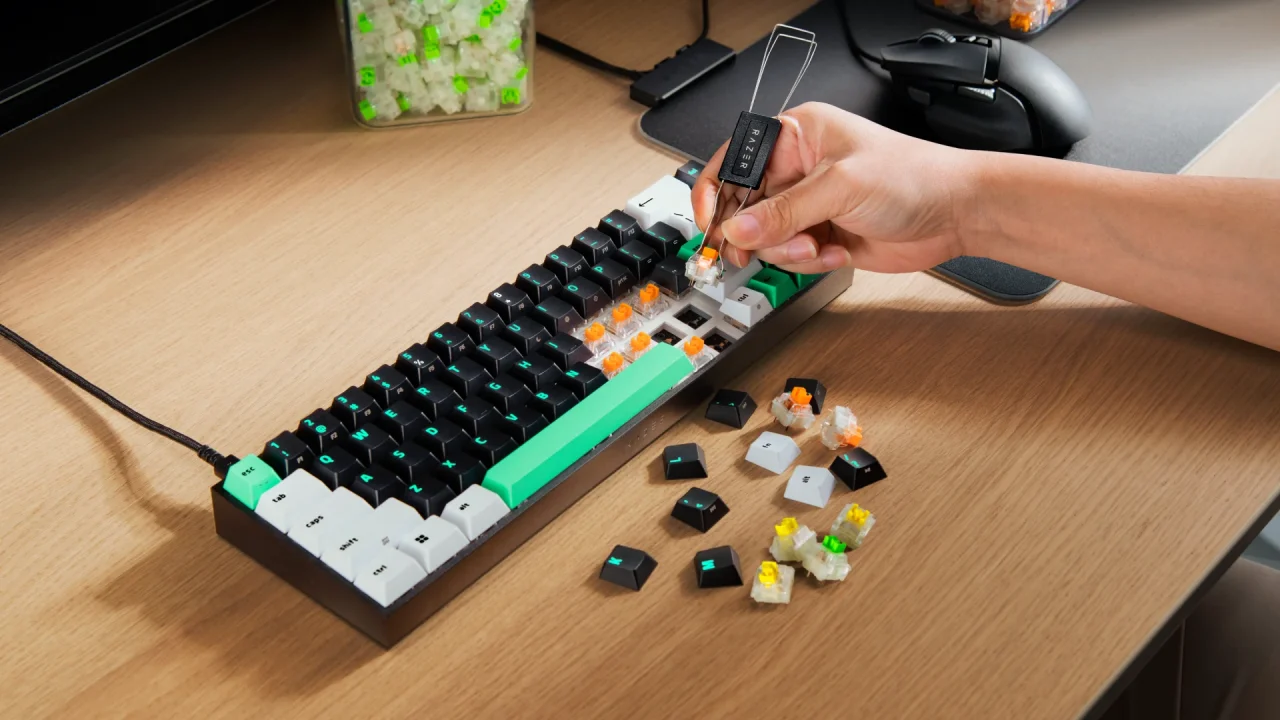 Razer Reclusa X Mini 65%のホットスワップ交換時の様子