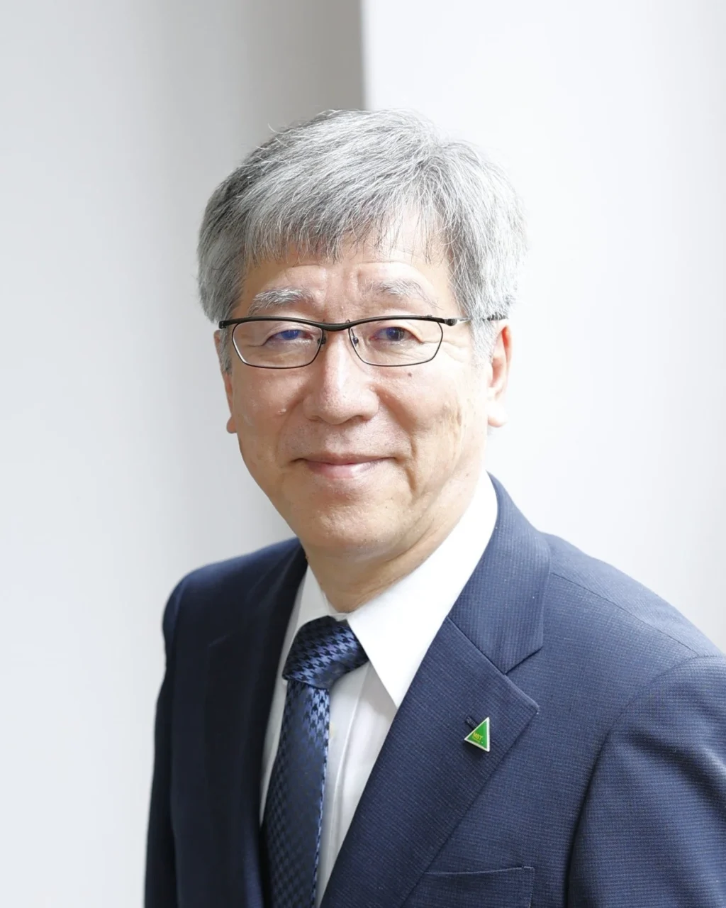 細井裕司名誉教授のスーツ姿のポートレート写真