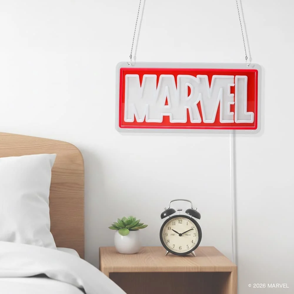 MARVELロゴのLEDネオンライトを寝室の壁に吊り下げた利用シーン