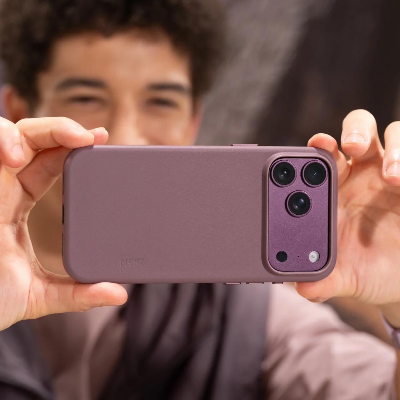 MOFT iPhone 18シリーズ対応 MOVAS™レザーケースの装着例