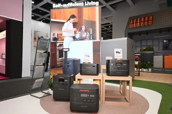 Jackeryブースで展示されたポータブル電源類とSelf-sufficient Livingの看板