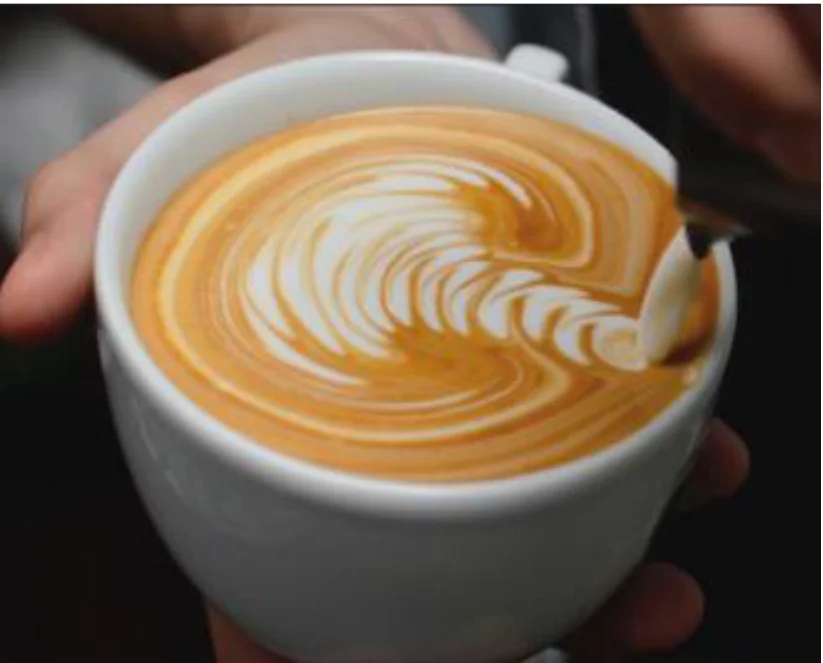 My LatteArtフロッサーで作ったラテアートの入った白いマグカップ