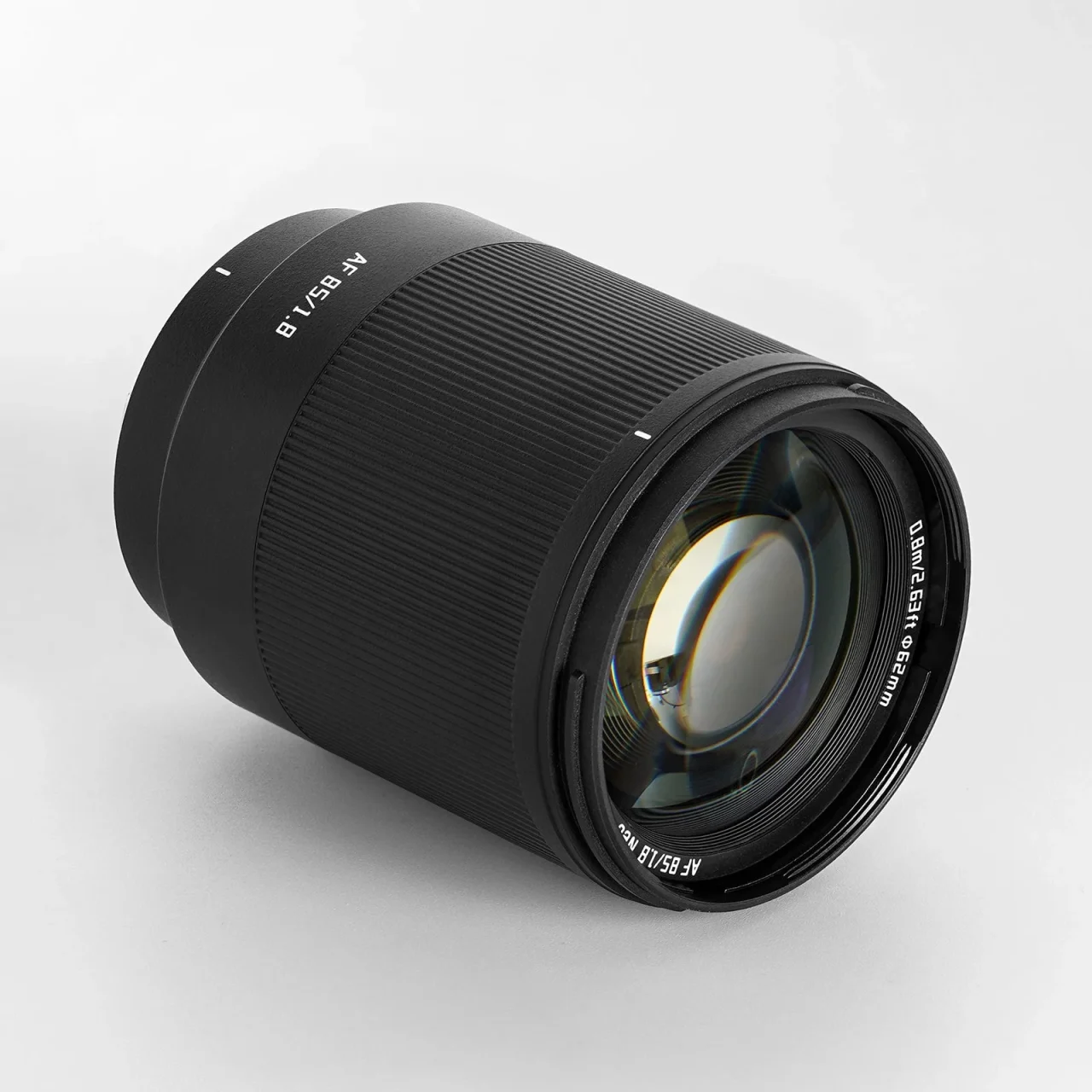 銘匠光学 TTArtisan Neo AF 85mm f/1.8の黒い鏡筒と前面レンズ