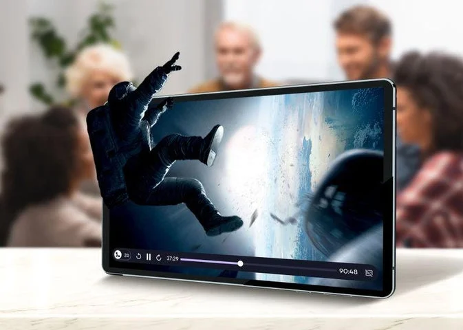 タブレット画面から宇宙飛行士が飛び出している様子