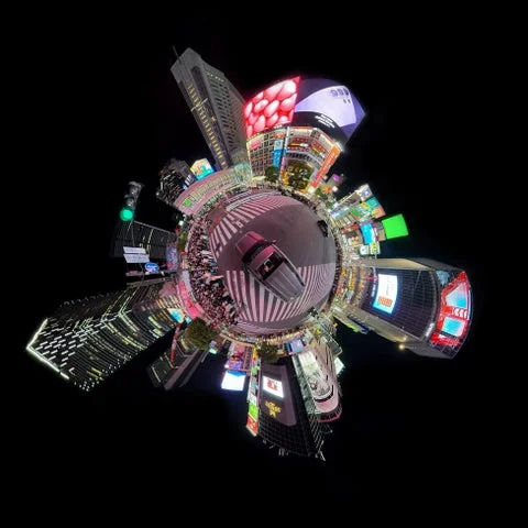 夜の街並みを撮影した360度全天球写真