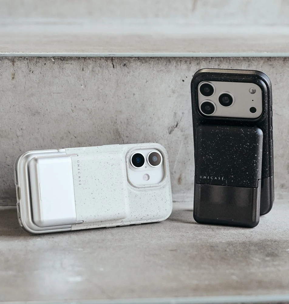 UNICASE Stone Card Standの白と黒の2色。石のような質感とメタルパーツのコントラスト。