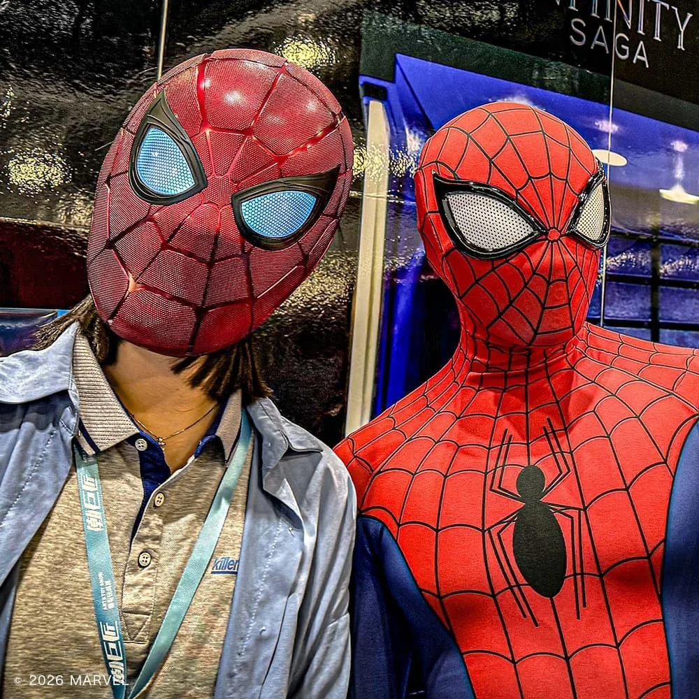 アイアン・スパイダー ヘルメットを被った人物とスパイダーマンの並んだ写真