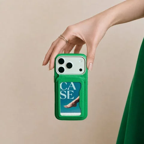緑色のMagSafeスマホスタンドにカードを収納し、手で持っている様子