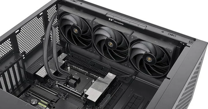 PCケース内部に360mmラジエーターとファン、CPUクーラーが搭載された状態