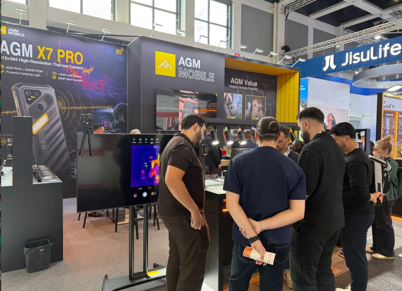 AGM X7 PROの展示パネルと来場者が並ぶIFA 2026のAGMブース
