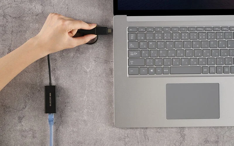 USBポートに2.5G有線LANアダプターを接続する様子