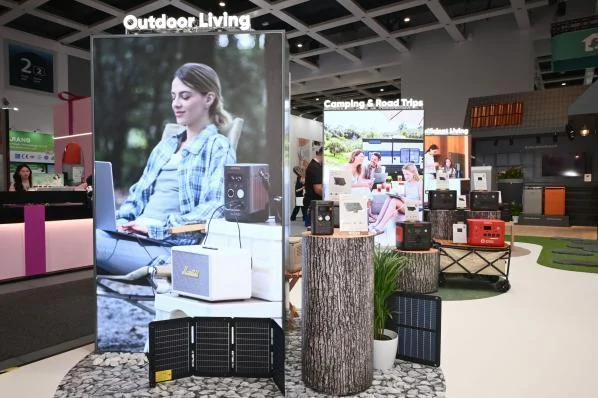 Jackeryブースのポータブル電源とソーラーパネルの展示風景