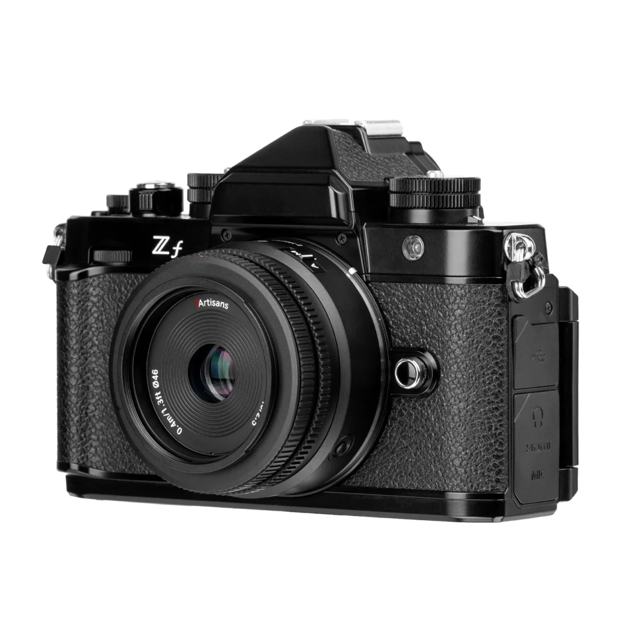 7Artisans 40mm F2.5 AFをニコンZfに装着した黒いカメラの正面画像