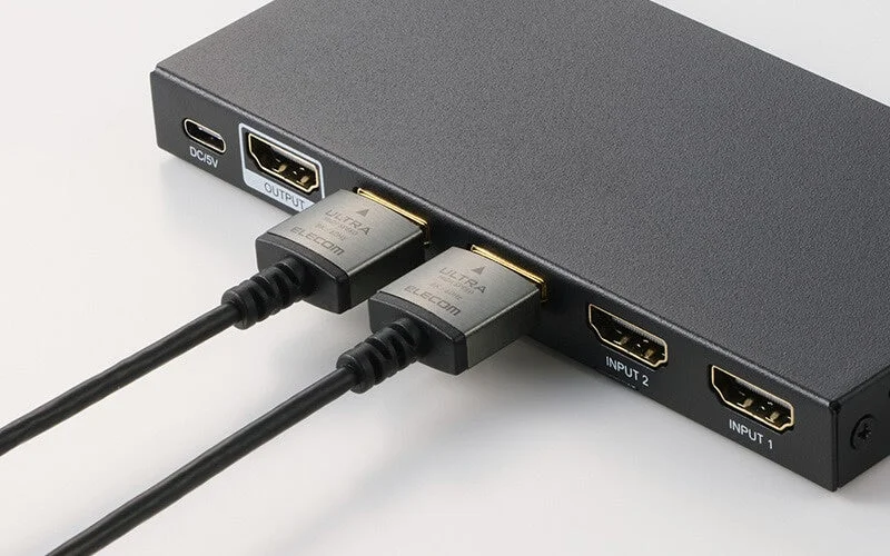 小型のHDMI切替器に接続されたスーパースリムHDMIケーブル
