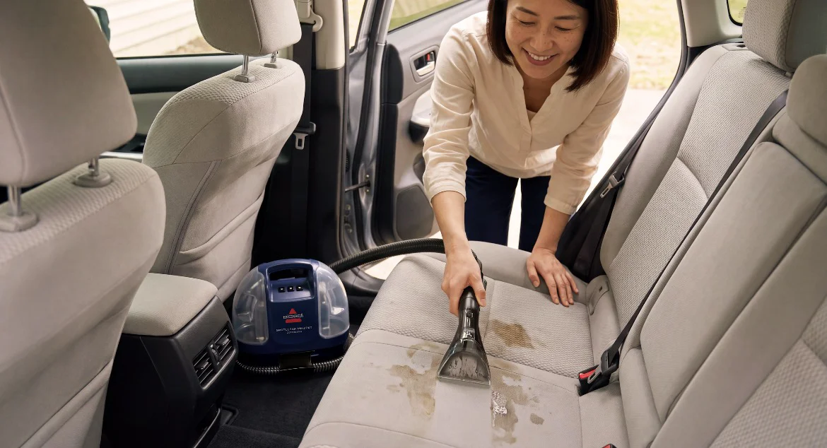 SpotClean™ Mini Pet Cordlessで車内シートを洗浄する様子