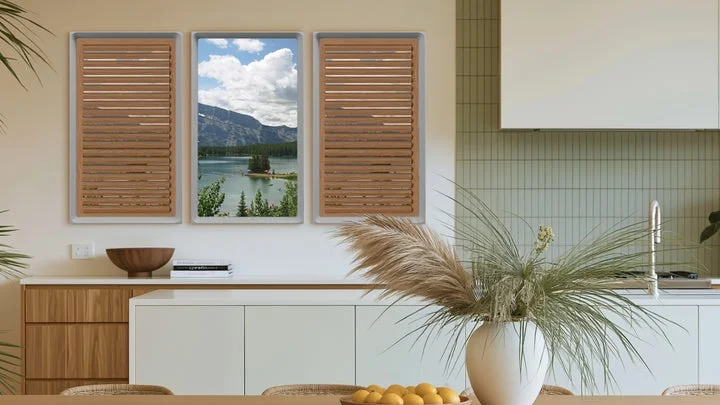 Atmoph Window Yoを3台並べ、中央に風景を表示している様子