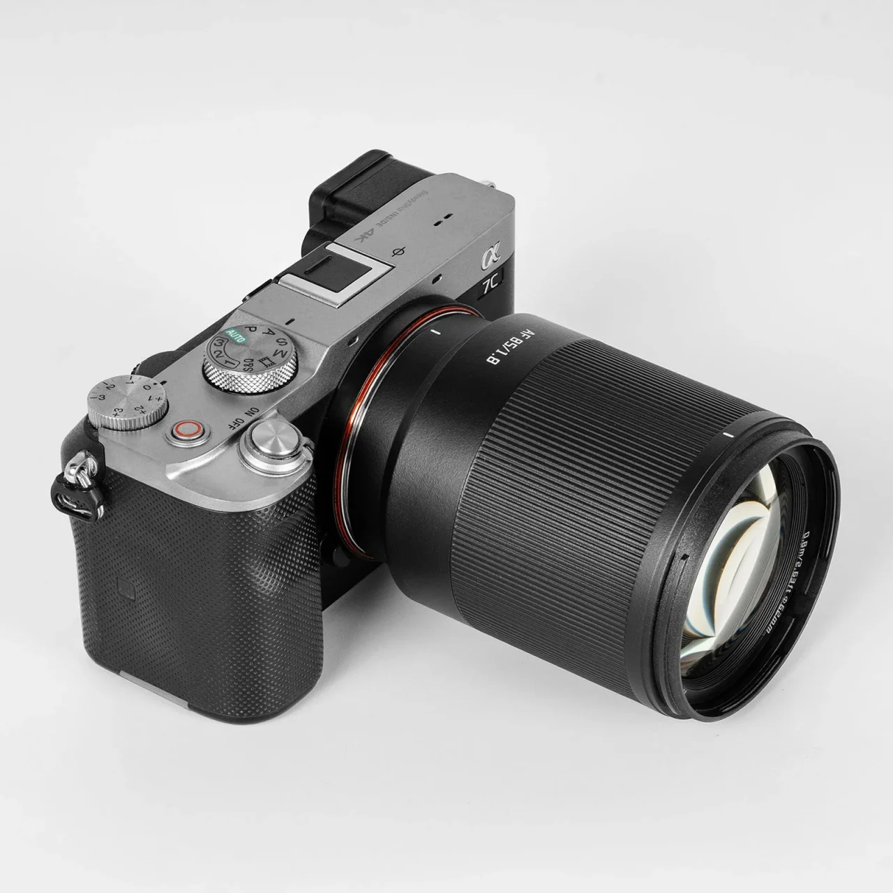 Neo AF 85mm f/1.8をカメラに装着した状態の装着イメージ