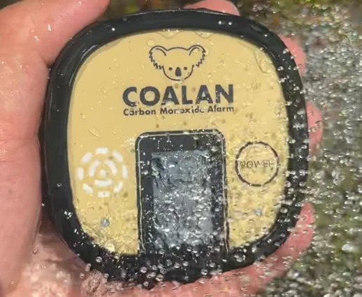 COALANの本体に水滴が付着した状態を手に持った外観