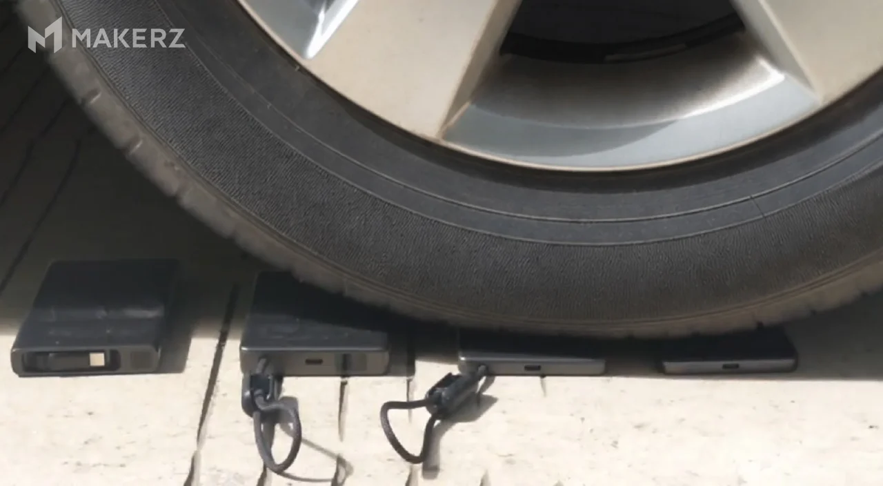 半固体モバイルバッテリーSOLIDZ Power Bankの車輪による踏みつけ試験の様子