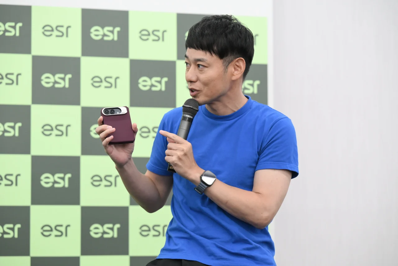 ESR Atelier マグネットケースを手にしたかじがや卓哉氏
