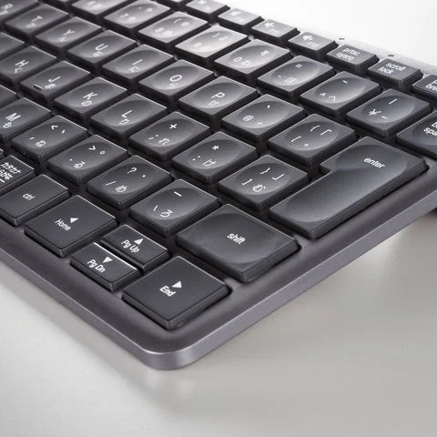 指先にフィットするキー中央の窪みのアップ写真