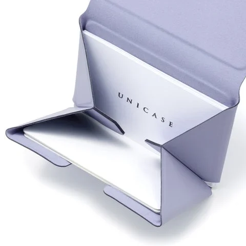 UNICASEロゴ入りの薄型カードポケットにカードが収納された状態