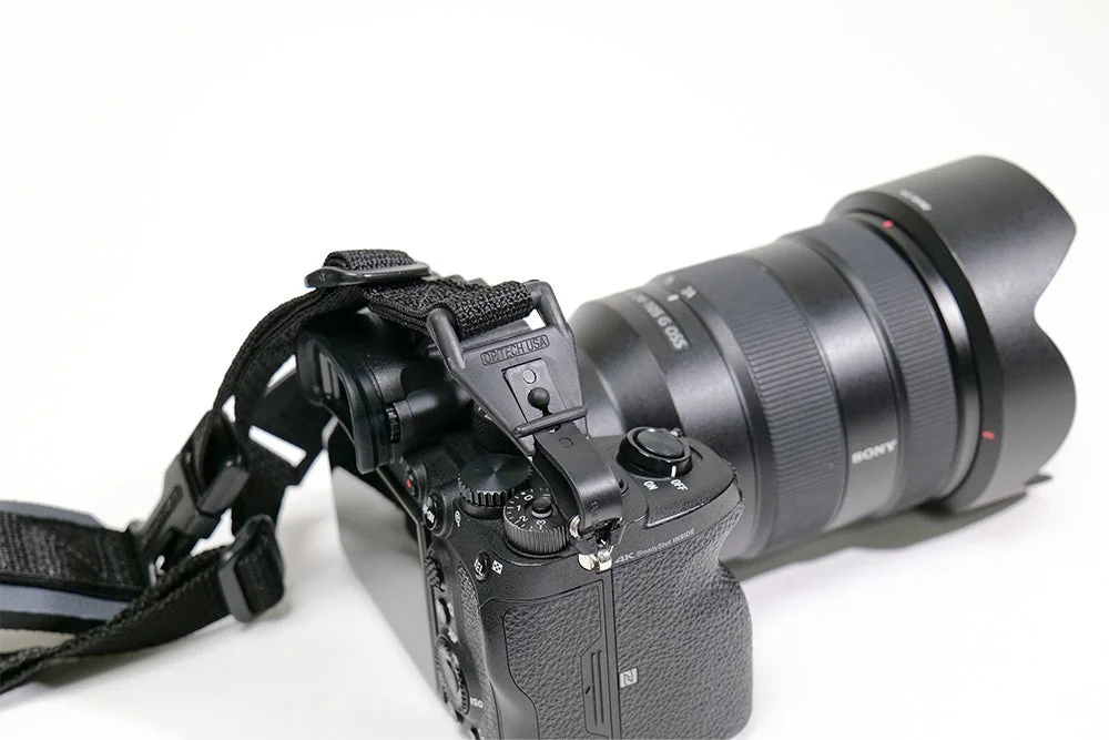 Pro Strap / プロ ストラップのチャコールカラーをカメラに装着した様子