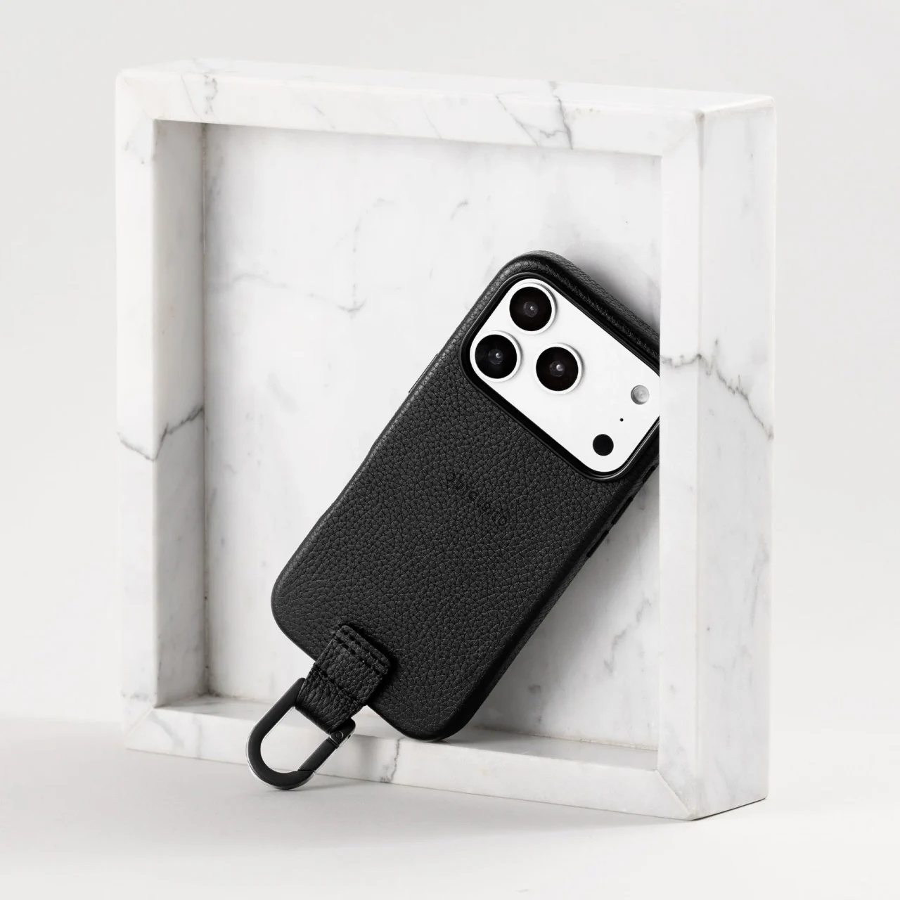 カラビナ付iPhoneケースの黒いレザー製ケースとカラビナ