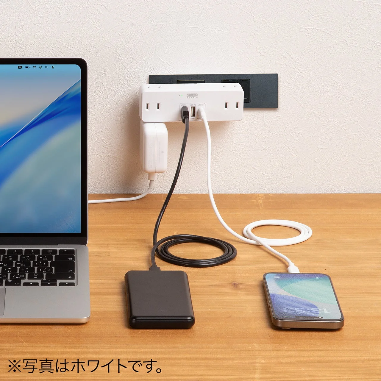 700-TAP093BKのUSBポートにケーブルを接続し、スマートフォンを充電する様子