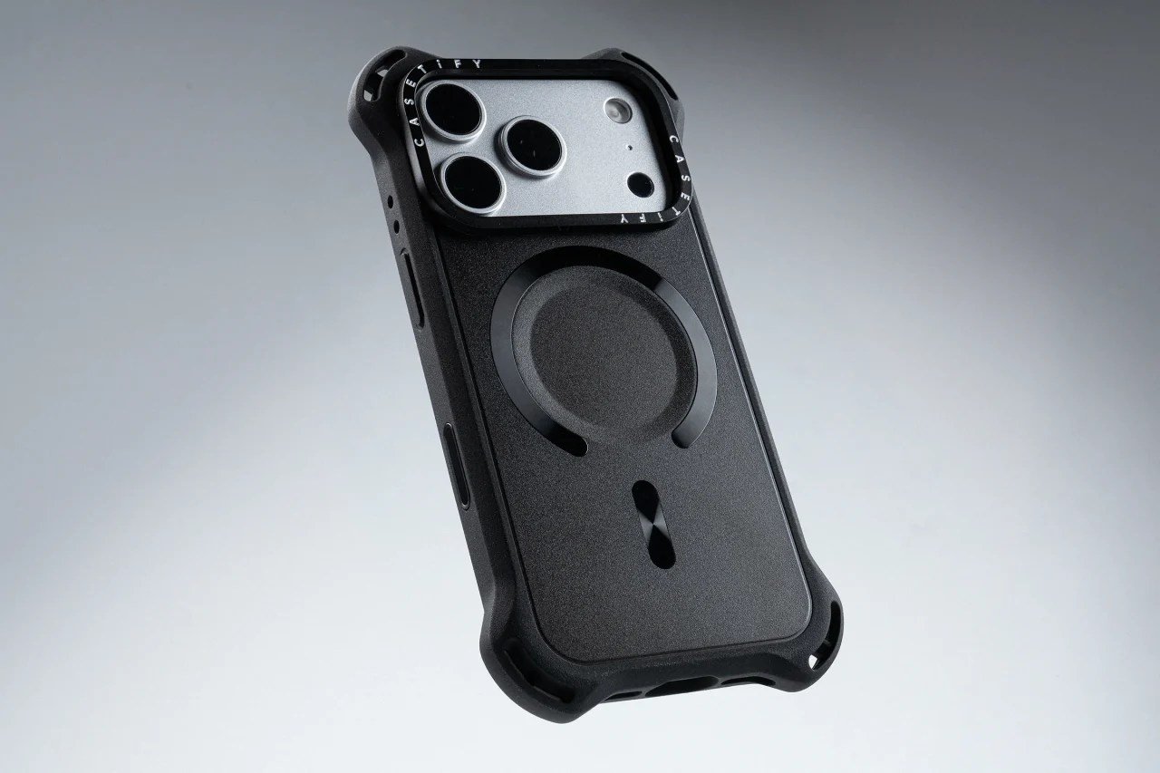 CASETiFY バウンス ケースの背面。黒いバンパーとMagSafe対応の円形マグネット部が確認できる。