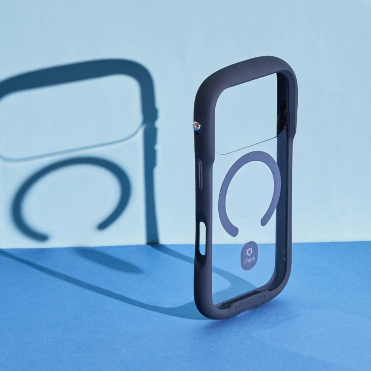 iFace Reflectionのスマホケース。ダークカラーのフレームと透明な背面パネルが特徴。