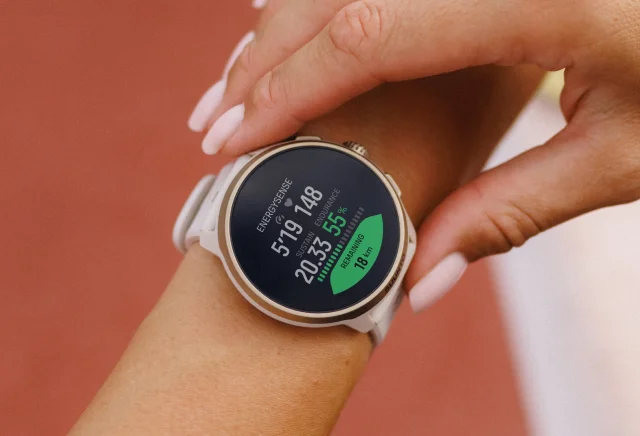 Suunto Run 2のEnergySense画面を表示した腕時計